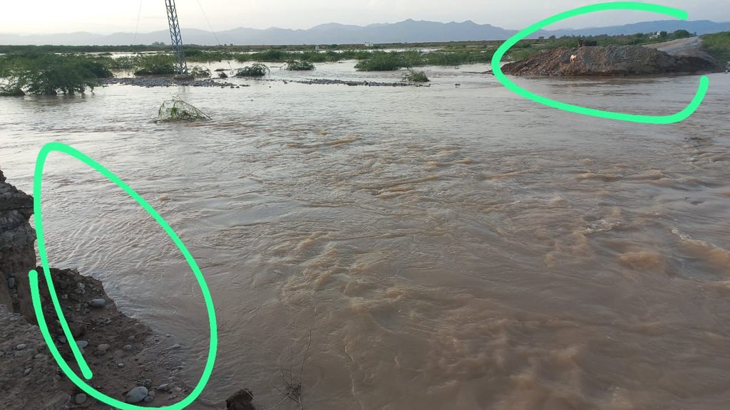 Marriyum_A's tweet photo. Just been told 
Bold and timely executed decision of 300ft  breach at Nari road by the DC  Sibi Mansoor Qazi prevented Sibi city from a massive flood.The DC diverted the flood water to the river again saving the city after spending around sleepless 48 hours in work #PMReliefFund https://t.co/Ym4U2UlVgV