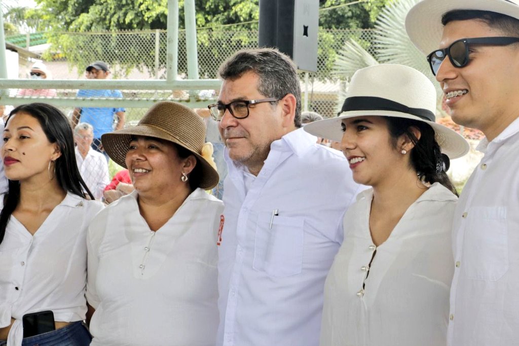AgriculturaEc's tweet photo. Santo Domingo de los Tsáchilas | Autoridades provinciales participaron en un encuentro con representantes del sector agro productivo, en la parroquia Plan Piloto, junto con el ministro @bmanzanod y el viceministro @EizaguirreEc. https://t.co/d4fry2Qz57