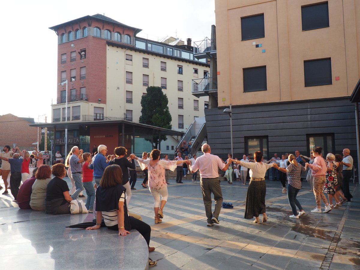 #fmlaseu2022 Sardanes amb la Bellpuig Cobla, aquest vespre a la Plaça de les Monges de #laSeu.