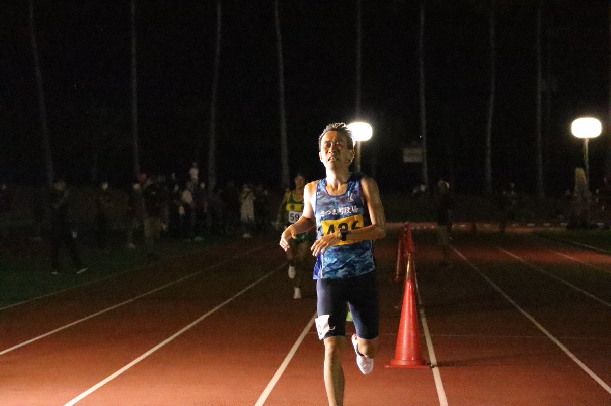 HeyHeyKTM's tweet photo. 2022.08.27 指宿ナイター5000m
15'25"13(3'01"-03"-04"-12"-03")
こんなタイムを出しにわざわざ指宿まで来たのかと���んだけど、まだ8月だし、自己ベストまで13秒くらいだし、けっこう引っ張ったし、まぁ良くやった方じゃね？と相変わらず自分を甘やかしています。#川薩 https://t.co/UcB27nspyN