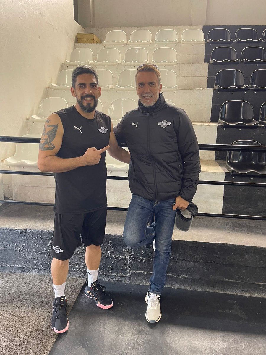 rapai's tweet photo. Señor GOLEADOR!!! ⚽️🏀 @GBatistutaOK https://t.co/ncWjc7p0vF
