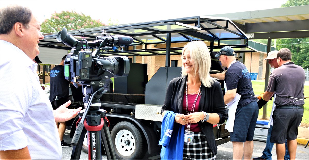 hickoryschools's tweet photo. Thank you, Hendrick Honda Hickory--for providing the BBQ cookout for our teachers &amp; staff at Jenkins Elementary! Such a generous way to support our educators just before the arrival of students! Thank you for your outreach of kindness! #communitycares https://t.co/UyPmhwhqbs