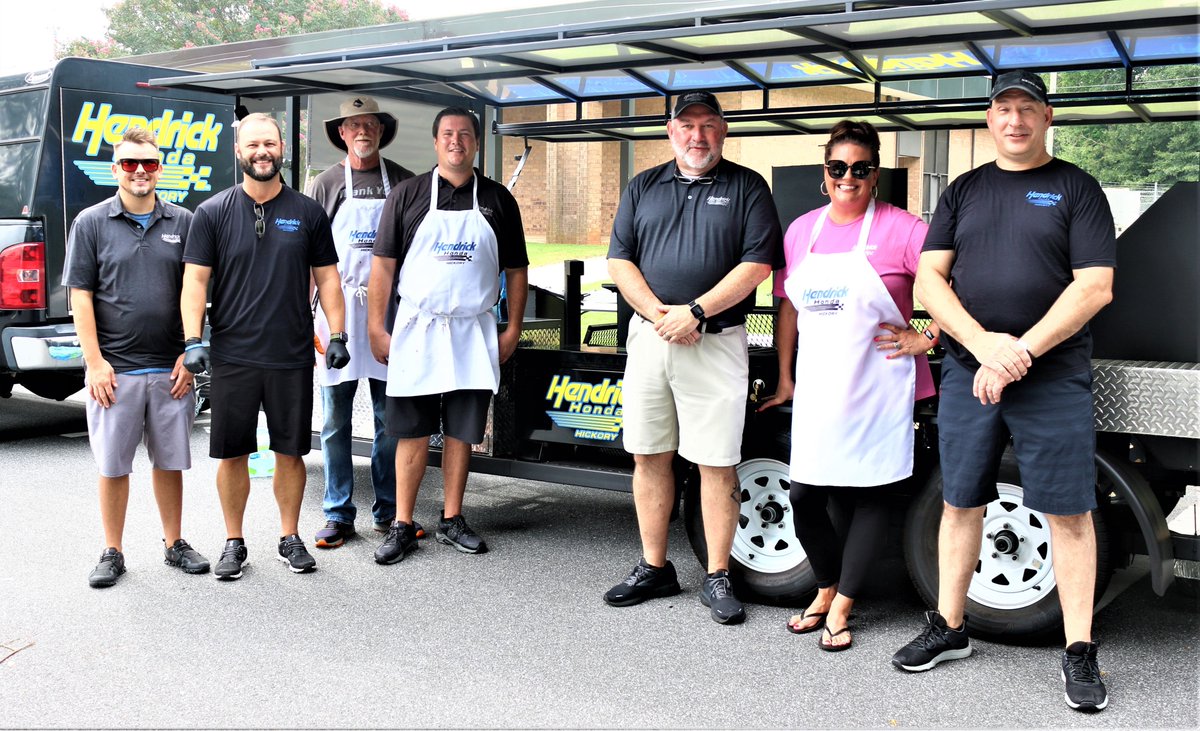 hickoryschools's tweet photo. Thank you, Hendrick Honda Hickory--for providing the BBQ cookout for our teachers &amp; staff at Jenkins Elementary! Such a generous way to support our educators just before the arrival of students! Thank you for your outreach of kindness! #communitycares https://t.co/UyPmhwhqbs