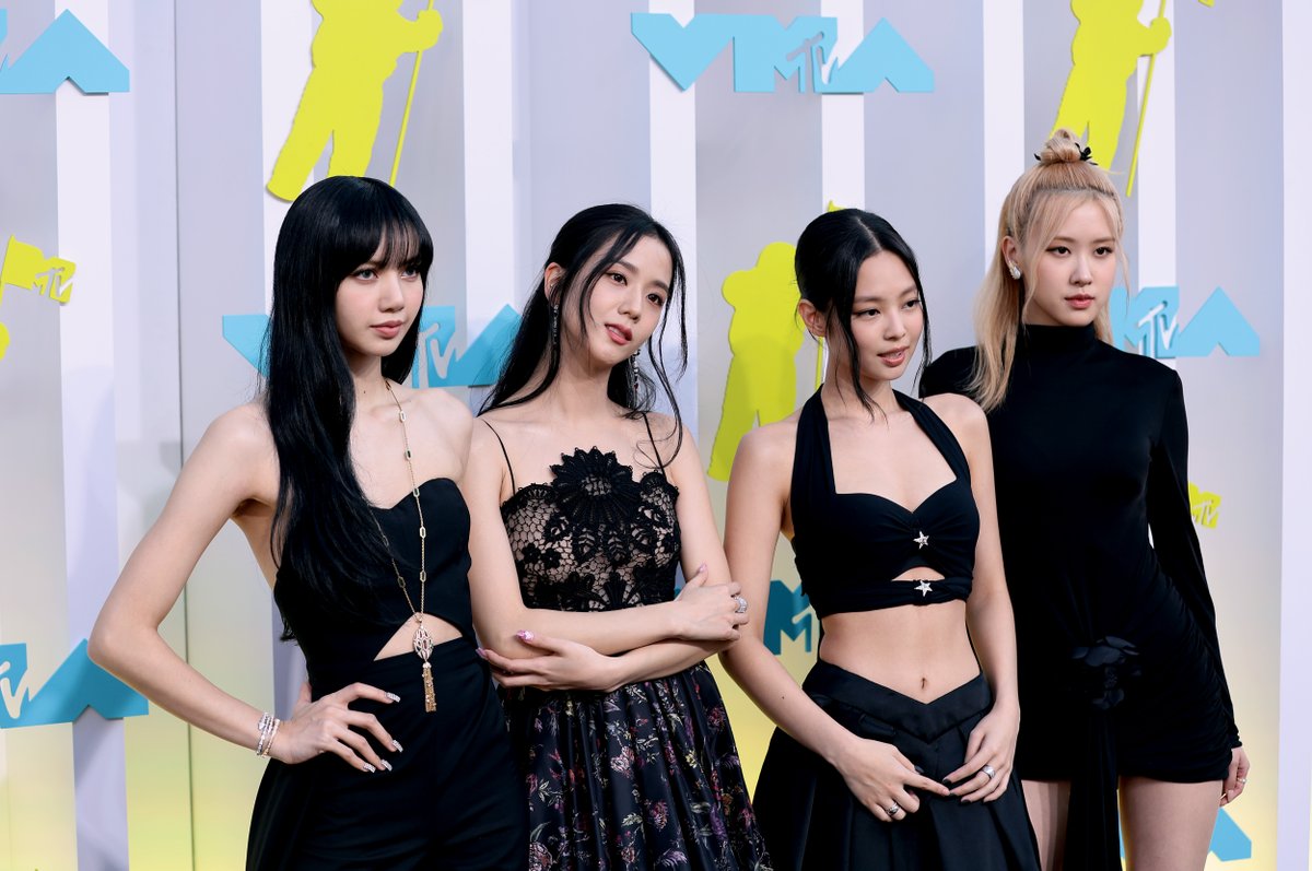 alyssabailey's tweet photo. Blackpink's Jennie, Jisoo, Rosé, and Lisa casually raising the bar for girl band fashion at the #VMAs, as if they wouldn't. https://t.co/lvOYdhLxln