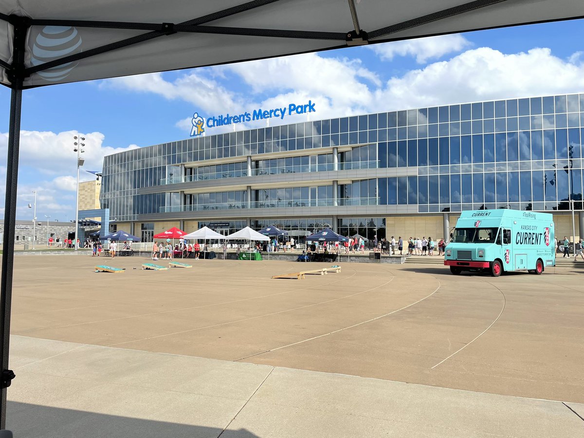 kballz83's tweet photo. AT&amp;T hanging out rooting for our KC Current! Come see us and enter for a chance to win a free pair of Beats Studio Pods! #PaintItBlueIn2022
#KAMOKickOff #PumpUpTheFANs @KAMOkonnects @ErickJBush #winMOORE #LifeatATT  @AlyssaMoore_12 @KAMO_GOAT https://t.co/fcAEqVuoqh