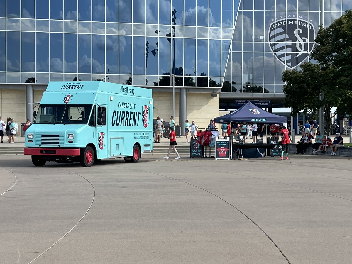 kballz83's tweet photo. AT&amp;T hanging out rooting for our KC Current! Come see us and enter for a chance to win a free pair of Beats Studio Pods! #PaintItBlueIn2022
#KAMOKickOff #PumpUpTheFANs @KAMOkonnects @ErickJBush #winMOORE #LifeatATT  @AlyssaMoore_12 @KAMO_GOAT https://t.co/fcAEqVuoqh