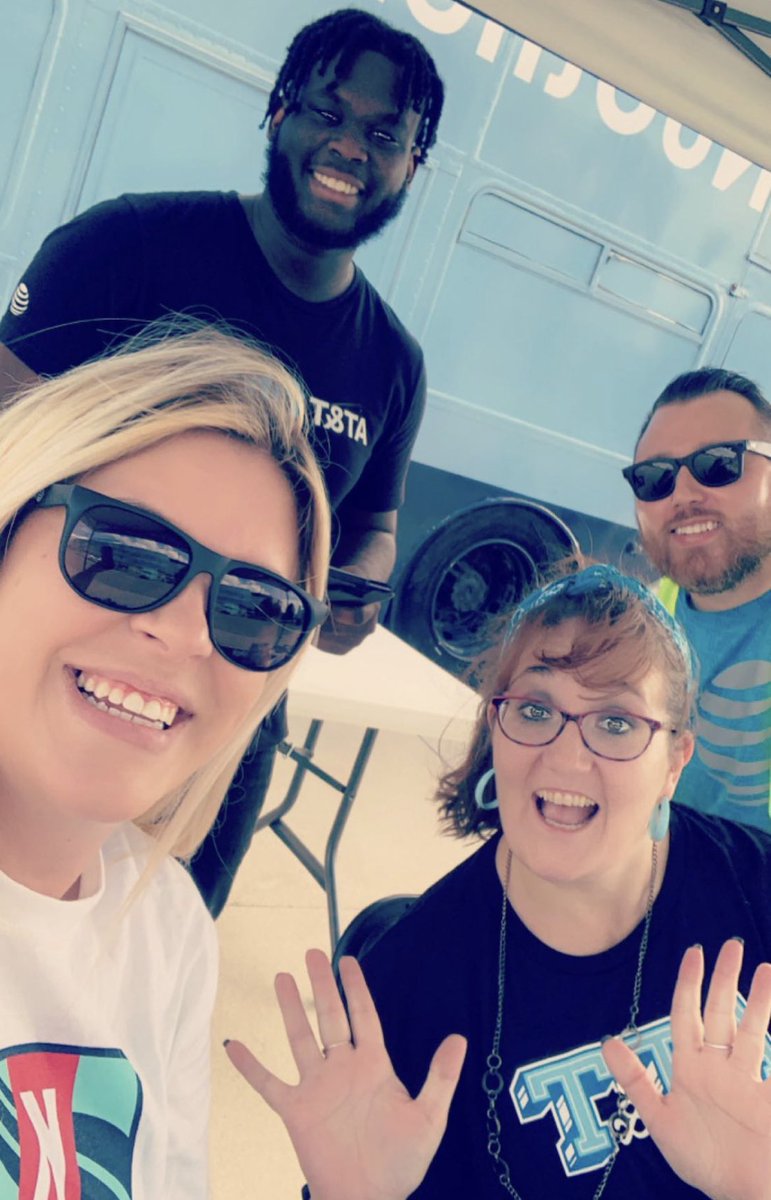 kballz83's tweet photo. AT&amp;T hanging out rooting for our KC Current! Come see us and enter for a chance to win a free pair of Beats Studio Pods! #PaintItBlueIn2022
#KAMOKickOff #PumpUpTheFANs @KAMOkonnects @ErickJBush #winMOORE #LifeatATT  @AlyssaMoore_12 @KAMO_GOAT https://t.co/fcAEqVuoqh