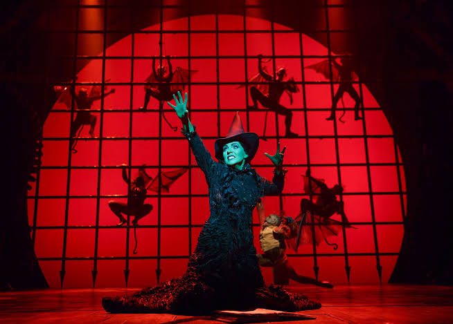 BwayMeme's tweet photo. [RUMOR] 

🧹Enquanto o eterno Wicked Rio não vem, uma nova temporada do musical pode chegar a SP em breve! 

A página ‘Não Faça Musical’ deu algumas dicas de audições para o espetáculo, indicando que talvez veremos a bruxa má do oeste outra vez 👀 https://t.co/fpdwO3U1AR