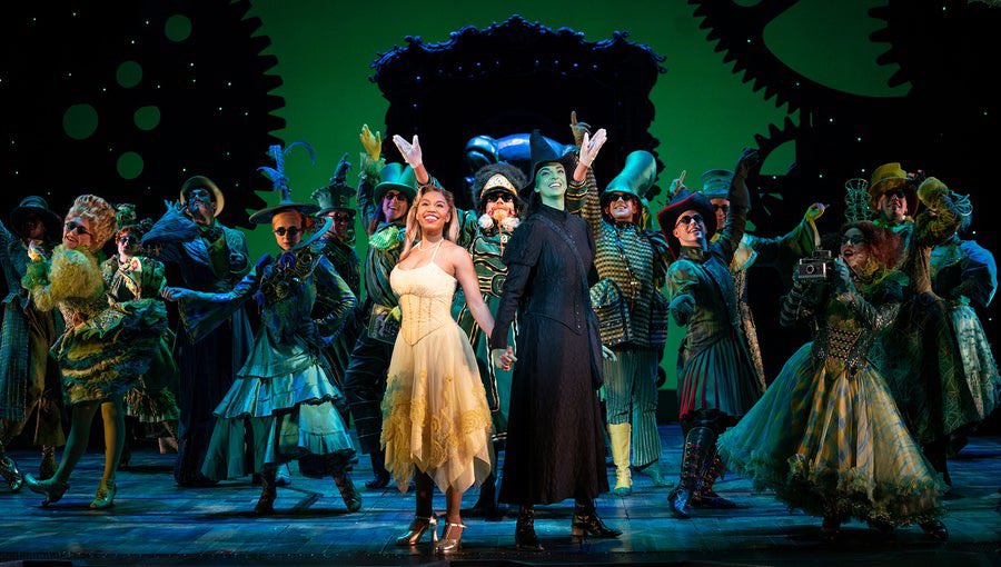 BwayMeme's tweet photo. [RUMOR] 

🧹Enquanto o eterno Wicked Rio não vem, uma nova temporada do musical pode chegar a SP em breve! 

A página ‘Não Faça Musical’ deu algumas dicas de audições para o espetáculo, indicando que talvez veremos a bruxa má do oeste outra vez 👀 https://t.co/fpdwO3U1AR