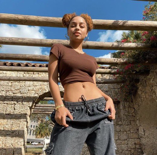 𝐅𝐈𝐂𝐇𝐀 𝐌𝐋𝐁 🐞 

Nome: Alya Césaire 
Idade: 15/16
Sexualidade: Bissexual 
Pronomes: Ela/dela
Tendência: Boa
Shape (+2 fotos):