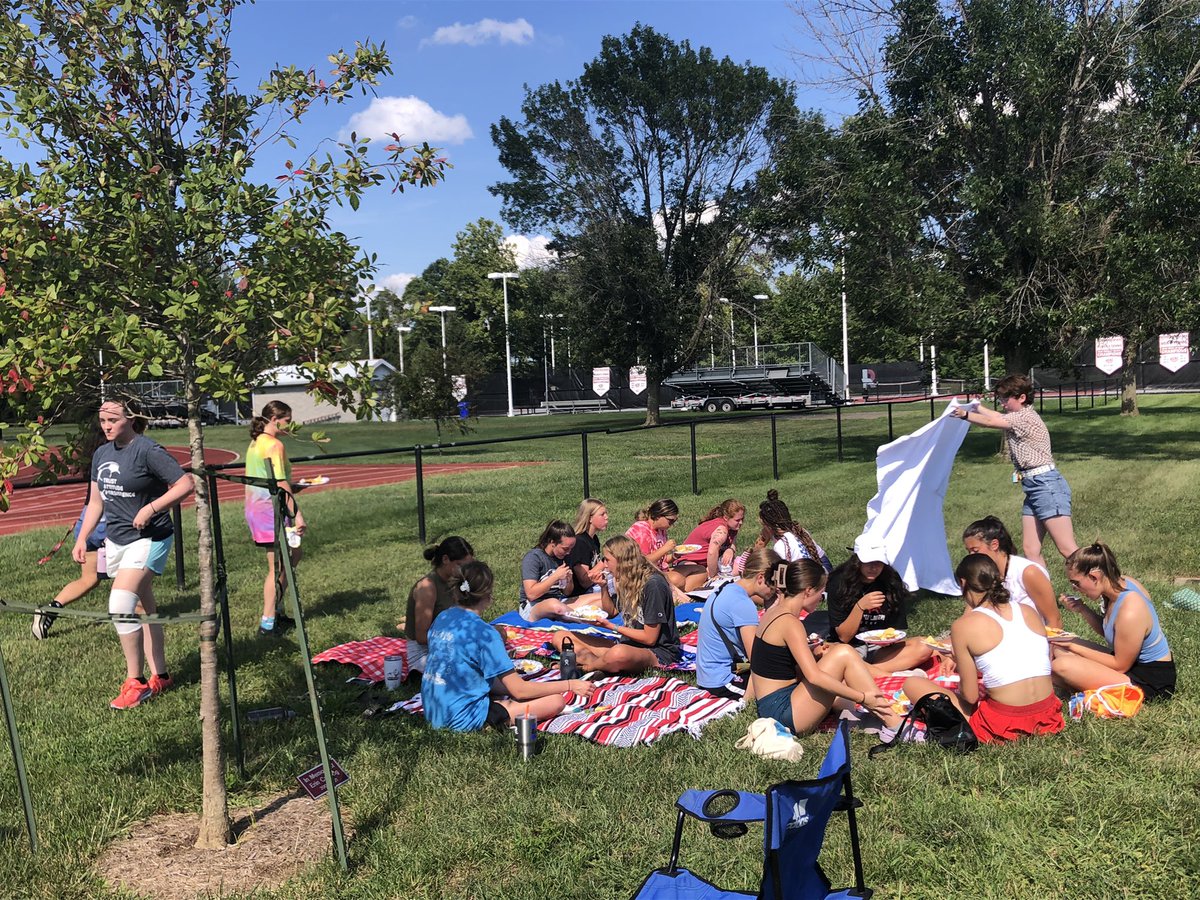 RoseHulmanWSOC's tweet photo. We took the day off today and the players decided to spend sometime with Erin. Food, fun and most importantly, FRIENDSHIP⚽️💙  #AlwaysInOurHeart #WePlayForErin #GoRose https://t.co/SqgpRBg0Mu