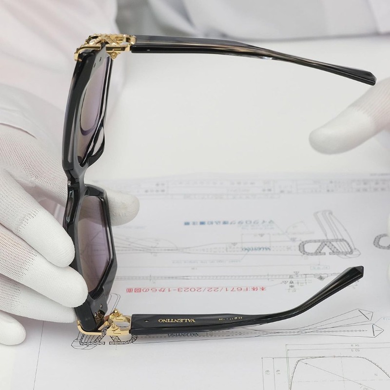 MaisonValentino's tweet photo. Details make the difference on new #ValentinoEyewear made with #AkoniGroup
Diverse silhouettes are envisioned with exacting care, then adorned with Maison motifs that set them apart.
Find your perfect eyewear match at https://t.co/VEgOitPsYe