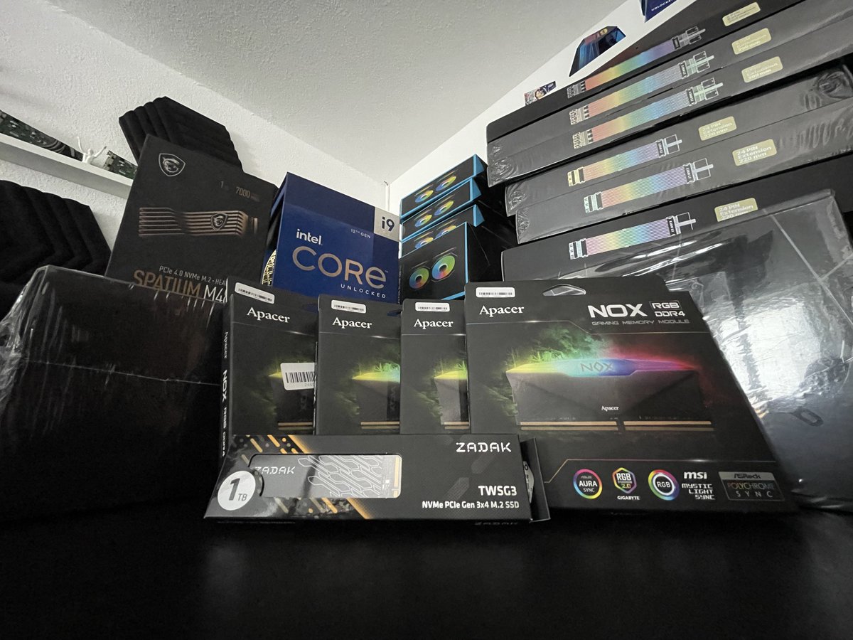 technika_builds's tweet photo. Wildes neues Projekt steht auf dem Technika OP Tisch 🤓 Das wird ein LianLi Strimer Frankenstein mit Display MOD 😋 @Caseking @Intel_DE @msigaming_de @ApacerGlobal @ZADAK_Japan #rgbpc #lianli #inteli9 #msigaming #msi https://t.co/eJKlxhwY0o
