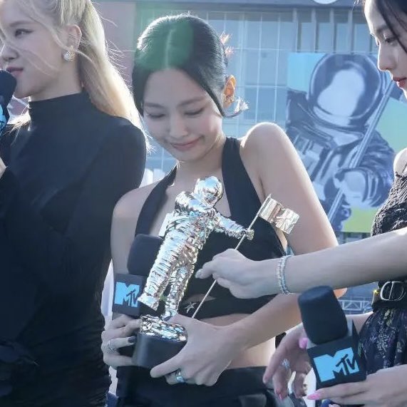 jensamour's tweet photo. her holding the award… JENNIE YOU’RE A QUEEN! https://t.co/sOqsxZjrQF