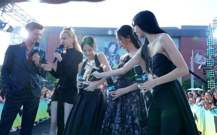 GirlGroupsThink's tweet photo. THEY ARE HOLDING THE AWARD #VMAs https://t.co/kyFfeleEGN