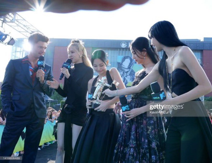 ycxnl_'s tweet photo. #ROSÉ at the 2022 #VMAs     red carpet https://t.co/gWbCdd73Gn