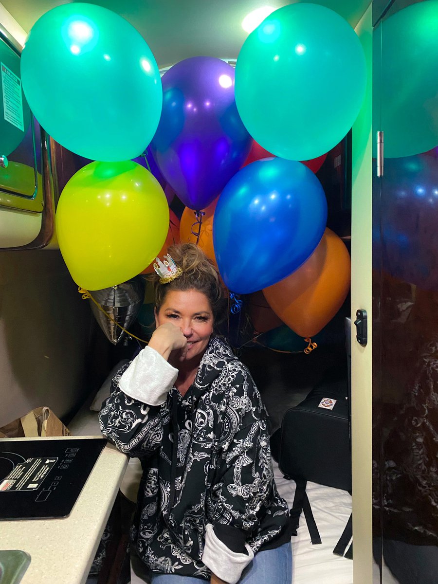 ShaniaTwain's tweet photo. It’s my birthday and I’m feeling like a queen!! 👑 We started the celebrations early, with a beautiful birthday singalong during my show - THANK YOU!!! 🥰❤️ And a little get together with some of my nearest and dearest after. Thank you for all the birthday love! 😘 https://t.co/YmN1JKrhrO