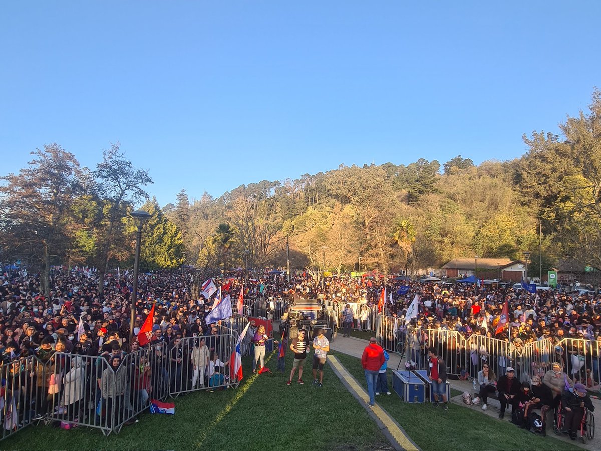 camiloriffo's tweet photo. Más de 20.000 personas en el #ApruebazoConce ✊
La alegría y esperanza del sur en el Parque Ecuador de #Concepción, a los pies del cerro Caracol 🌿
¡Este 4 de septiembre #APRUEBO! 💜 https://t.co/q7Hdiaaj02