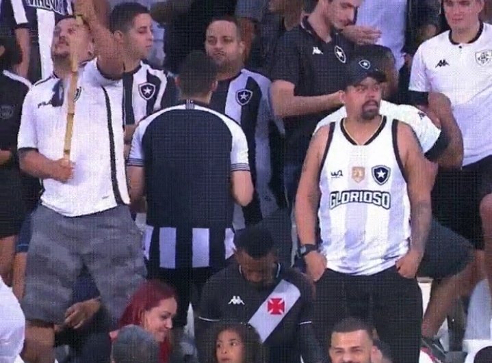 NewsAlmirantee's tweet photo. É ele ali no meio? 🤔 https://t.co/U45RuC0jg9