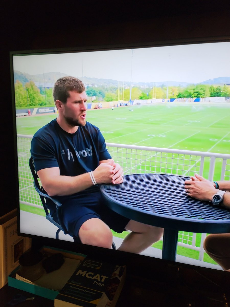Upsman01's tweet photo. @OfficialCrowder T J Watt rep the pivot at half time interview. https://t.co/p316FKzYmd