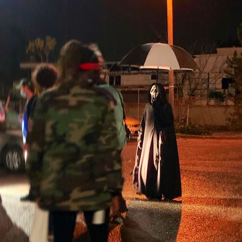 ㅤ 
ㅤ
ㅤ ❛ POR ESO ESPERABA
ㅤ CON LA CARITA
ㅤ EMPAPADA A QUE LLEGARAS
ㅤ CON ROSAS CON MIL
ㅤ ROSAS PARA MÍ. 😭😭 ❜
ㅤ 
ㅤ