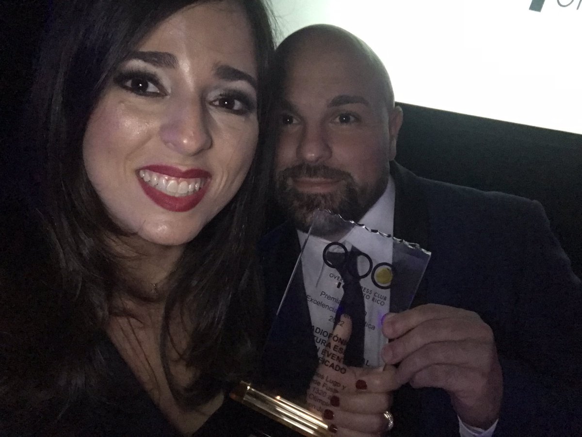 MTCFuster's tweet image. Una noche inolvidable.. 

Edwin Ramos y yo recibimos el galardón del @opcpr por la cobertura "Los nuestros en Japón" para @radioislatv donde cubrimos la participación de la delegación boricua en las Olimpiadas y la llegada de nuestros atletas con la medalla de 🥇.

#EquipoPUR