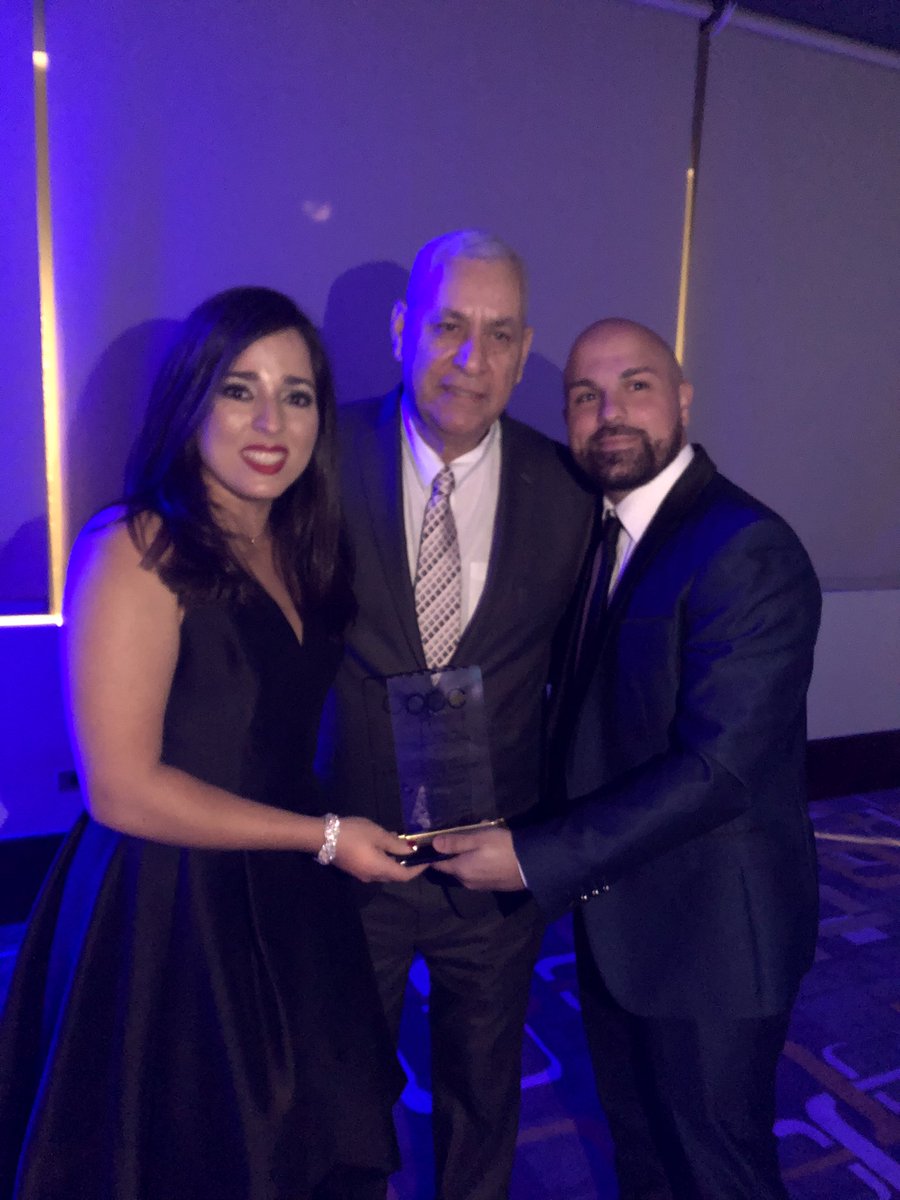 MTCFuster's tweet image. Una noche inolvidable.. 

Edwin Ramos y yo recibimos el galardón del @opcpr por la cobertura "Los nuestros en Japón" para @radioislatv donde cubrimos la participación de la delegación boricua en las Olimpiadas y la llegada de nuestros atletas con la medalla de 🥇.

#EquipoPUR