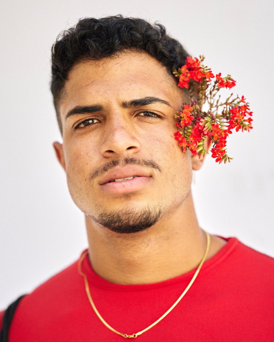 Quisimos explorar las percepciones de la masculinidad y sus límites así que salimos mi equipo y yo a buscar hombres que se atrevieran a retratarse con una florecita en la oreja por las calles de La Habana Vieja.

Abro 🧵con las fotografías💥🔫
1/10