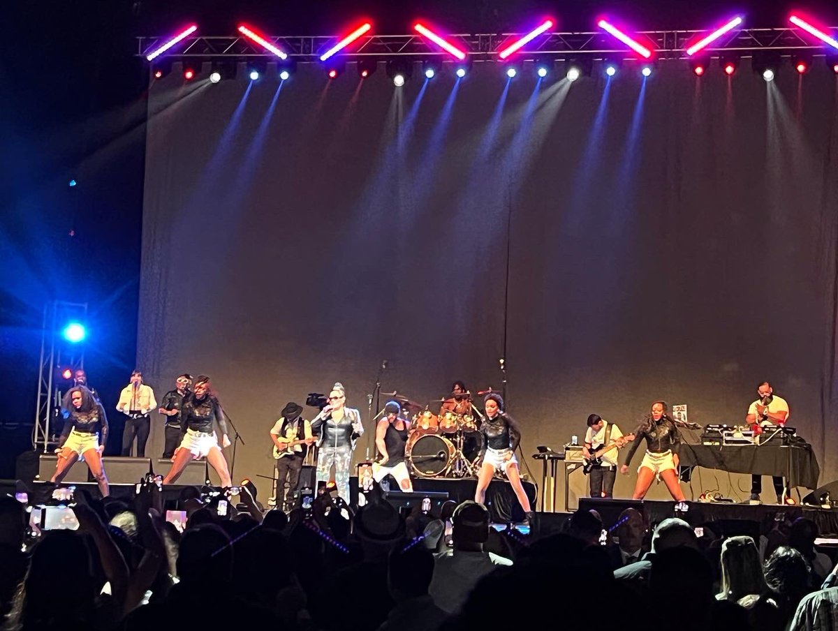 Bobby_Rubio's tweet photo. Seriously, if I ever get to make the #SecretOriginOfBarryPresh #AnimatedSeries it would have some #FreestyleMusic in the #soundtrack! Last nights music at #FreestyleExplosion2022 took me back to middle school in #SanDiego! https://t.co/Qt2ar0QTnZ https://t.co/L2CqRi3Kyo