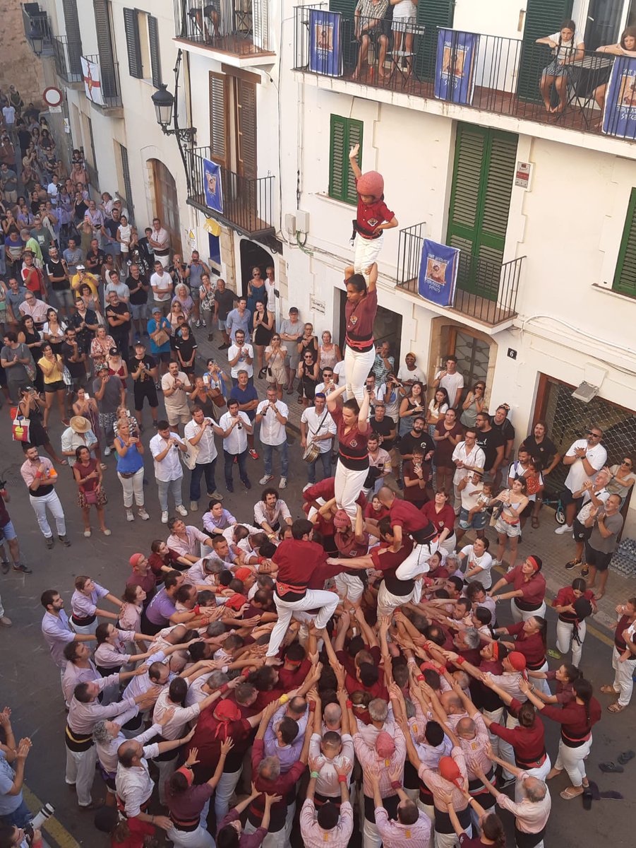 AjSitges's tweet photo. La @jovedesitges descarrega el 4de7, el 3de7 amb l'agulla i el 5de7 en l'actuació de #FMSitges22.
Els @minyons de #Terrassa porten un castell de 9 pisos a la plaça de l'Ajuntament. https://t.co/UVABajevEA