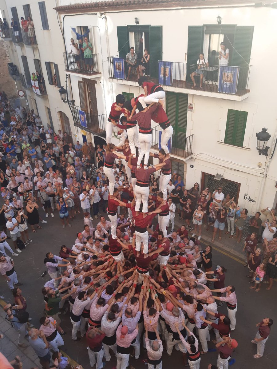 AjSitges's tweet photo. La @jovedesitges descarrega el 4de7, el 3de7 amb l'agulla i el 5de7 en l'actuació de #FMSitges22.
Els @minyons de #Terrassa porten un castell de 9 pisos a la plaça de l'Ajuntament. https://t.co/UVABajevEA