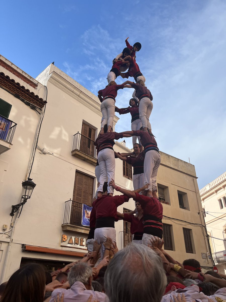 AjSitges's tweet photo. La @jovedesitges descarrega el 4de7, el 3de7 amb l'agulla i el 5de7 en l'actuació de #FMSitges22.
Els @minyons de #Terrassa porten un castell de 9 pisos a la plaça de l'Ajuntament. https://t.co/UVABajevEA