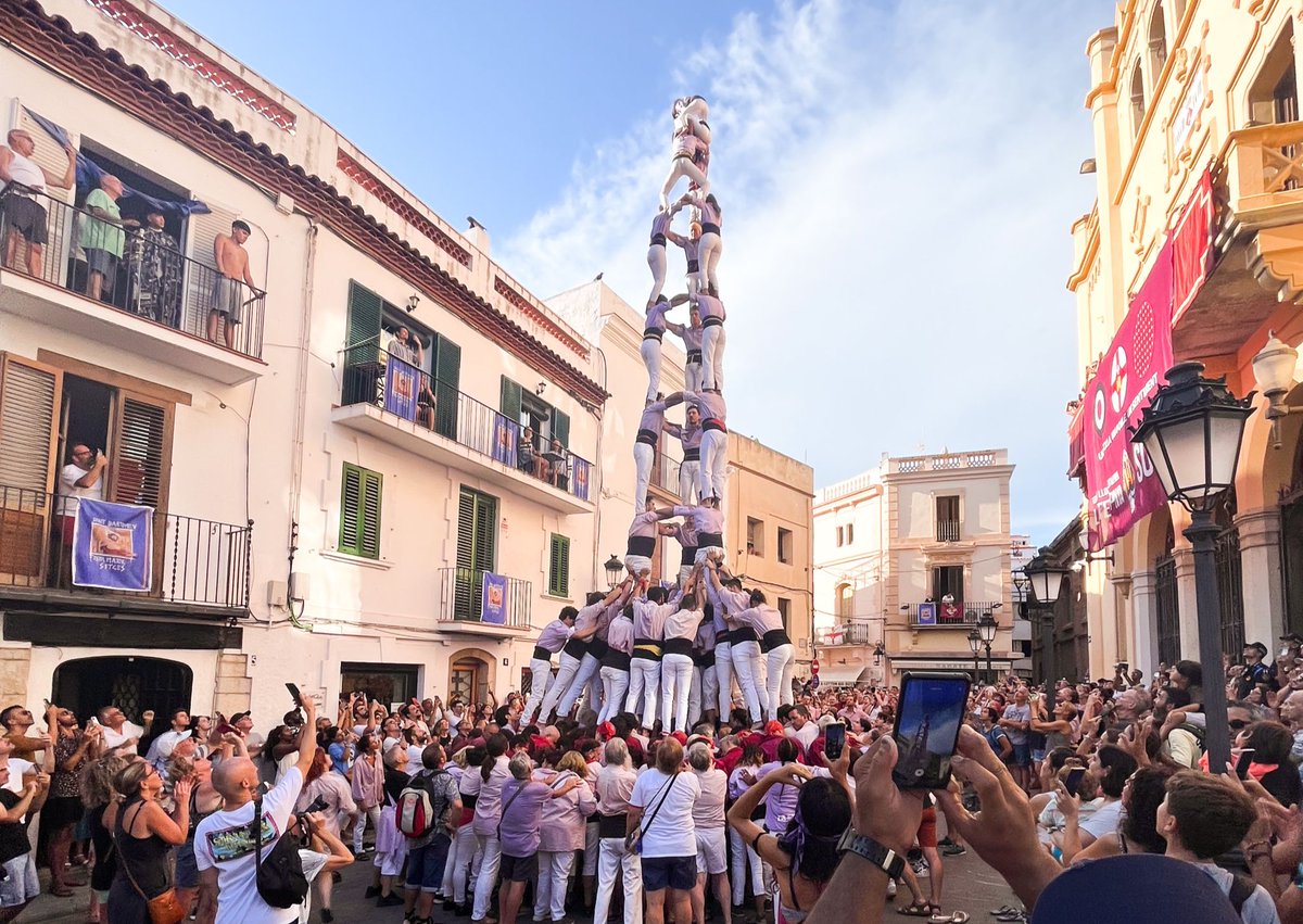 AjSitges's tweet photo. La @jovedesitges descarrega el 4de7, el 3de7 amb l'agulla i el 5de7 en l'actuació de #FMSitges22.
Els @minyons de #Terrassa porten un castell de 9 pisos a la plaça de l'Ajuntament. https://t.co/UVABajevEA