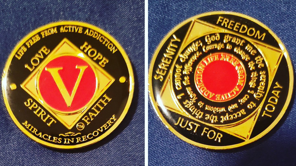 sleightofgame's tweet photo. My girlfriend surprised me with this the other day. I finally have one. Was almost in tears.
Almost.
#narcoticsanonymous #5yearsclean #5yearssober #strength #discipline #freedom #serenity #love #hope #faith #spirit #5yearcoin #ididit https://t.co/1UmRdhHvSd