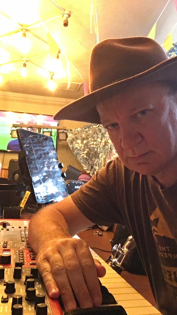 Lets_makeatrip's tweet photo. Gig tonight! Do you like my hat? #cowbois #nord #delines https://t.co/qLkVQWB5y2
