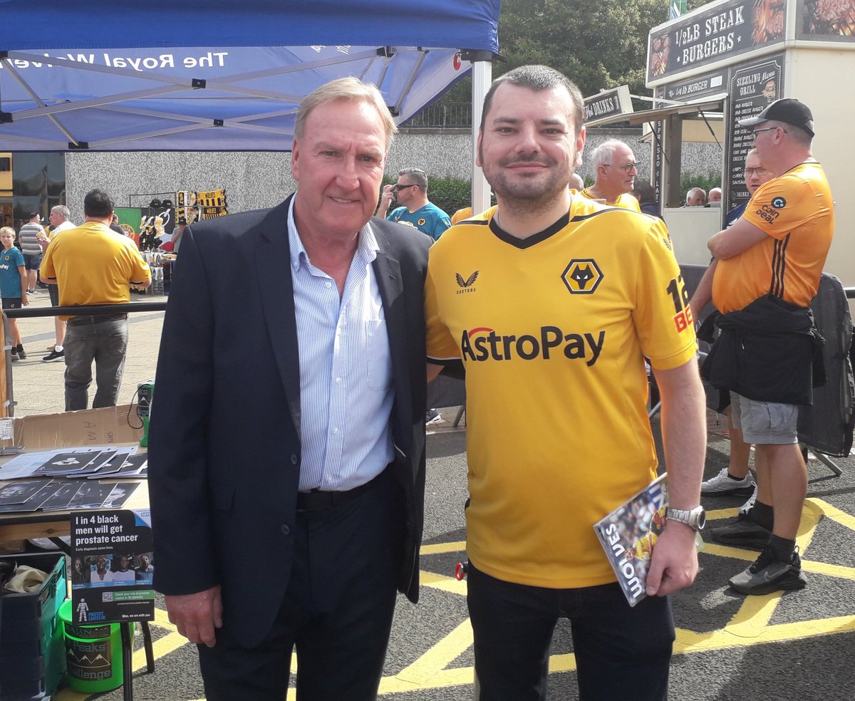 In the fanzone today, i met former Wolves player Steve Daley. He played for the club from 1971 to 1979.🐺 #WWFC #WOLNEW