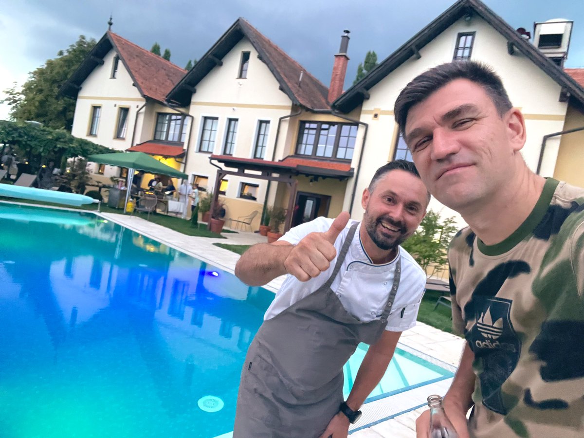 markopigac's tweet photo. Ko pripravlja Zoran Ristic, ves, da ne bos sel lacen! “Zaj, ko ni mame tu, da bi mi govorila o vitaminih v salati, jo kar preskocima, pa bom nabasal burger in steak, ker sem salato in krompir danes ze jedel..” #sibon #jeruzalem #prlekija https://t.co/TxRPEempHs