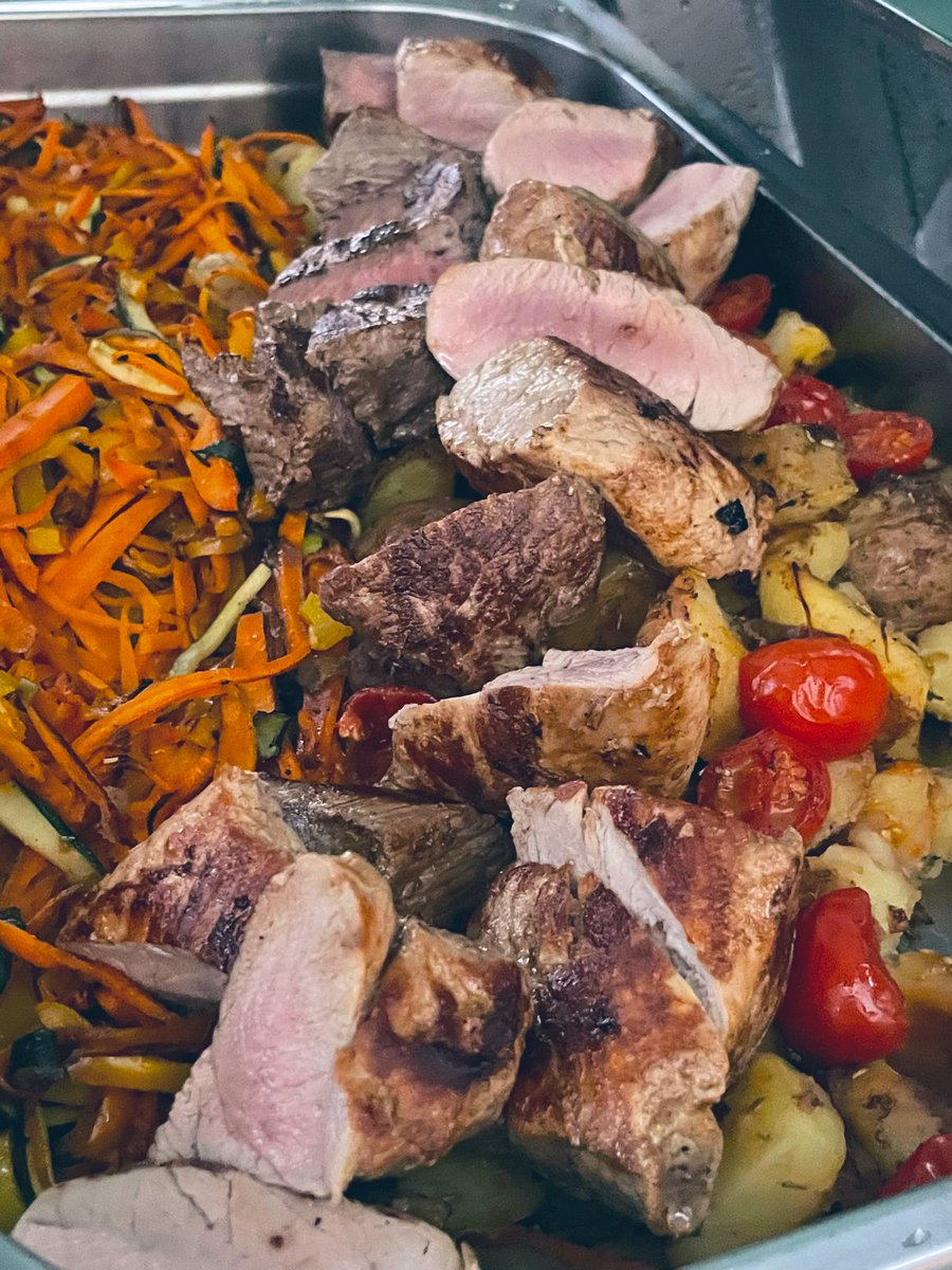 markopigac's tweet photo. Ko pripravlja Zoran Ristic, ves, da ne bos sel lacen! “Zaj, ko ni mame tu, da bi mi govorila o vitaminih v salati, jo kar preskocima, pa bom nabasal burger in steak, ker sem salato in krompir danes ze jedel..” #sibon #jeruzalem #prlekija https://t.co/TxRPEempHs