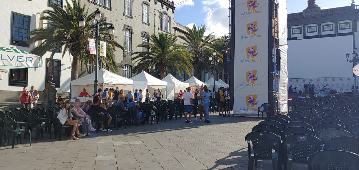 CineMasFood's tweet photo. En el #MercadoKM0 podrás hacer un 2x1: llevarte deliciosos productos para degustar en el momento o en casa y ser un poco más sostenible. Comprar y consumir local nos ayuda a todos y si encima están tan buenos como lo que hemos catado ya, mejor que mejor 😋 #cinemasfood https://t.co/vwKplCNwYW