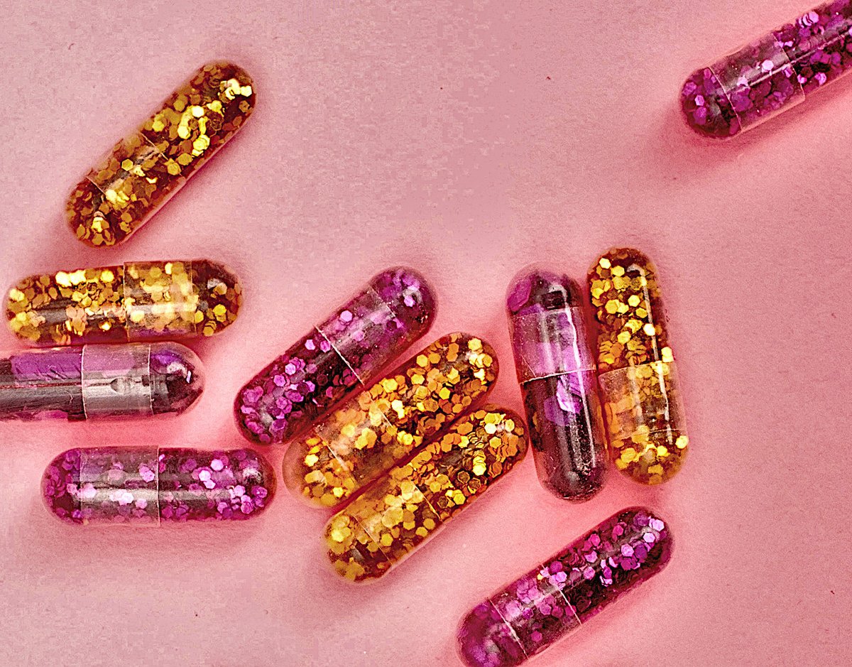 FKKanzler's tweet photo. Von Flitter ernährt sich das Eichhorn: Beim Literaturpreis des Bezirks Schwaben zwar nicht auf die ersten drei Plätze gekommen, aber auf den quasivierten – Veröffentlichung in der Anthologie und ein Minitrostpflastergeld. Tröööt. #writerslife #failagainfailbetter #glitterpill https://t.co/EaJ9Xegswn