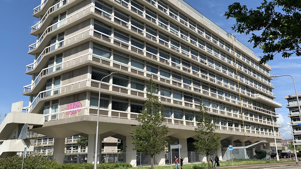 Bijna 2,5 jaar geleden naar Leeuwarden verhuisd. Al die tijd al staat dit gebouw om de hoek leeg en wordt er niets mee gedaan. 

We hebben genoeg plek om mensen goed op te vangen, we doen het alleen niet.