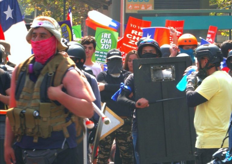 argenathy's tweet photo. @MaresCuarentona Le quiero hacer un poco de memoria o quizas informarla, pero los que andan con armas en plena via pública no se si sean los del apruebo, no seee pero los que iban a marchar como si fueran a la guerra eran otros. O se le olvidó?? Le cito una imagen para que haga memoria mijita. https://t.co/qSxdiu6pnG