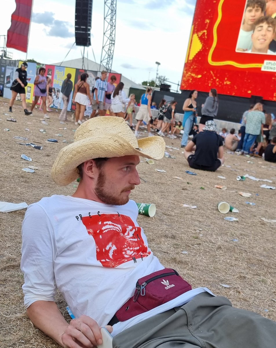ConnorSG_'s tweet photo. The Reading cowboy, thrilled for Charli XCX
#NOMUSICONADEADPLANET https://t.co/xDLVla39YZ