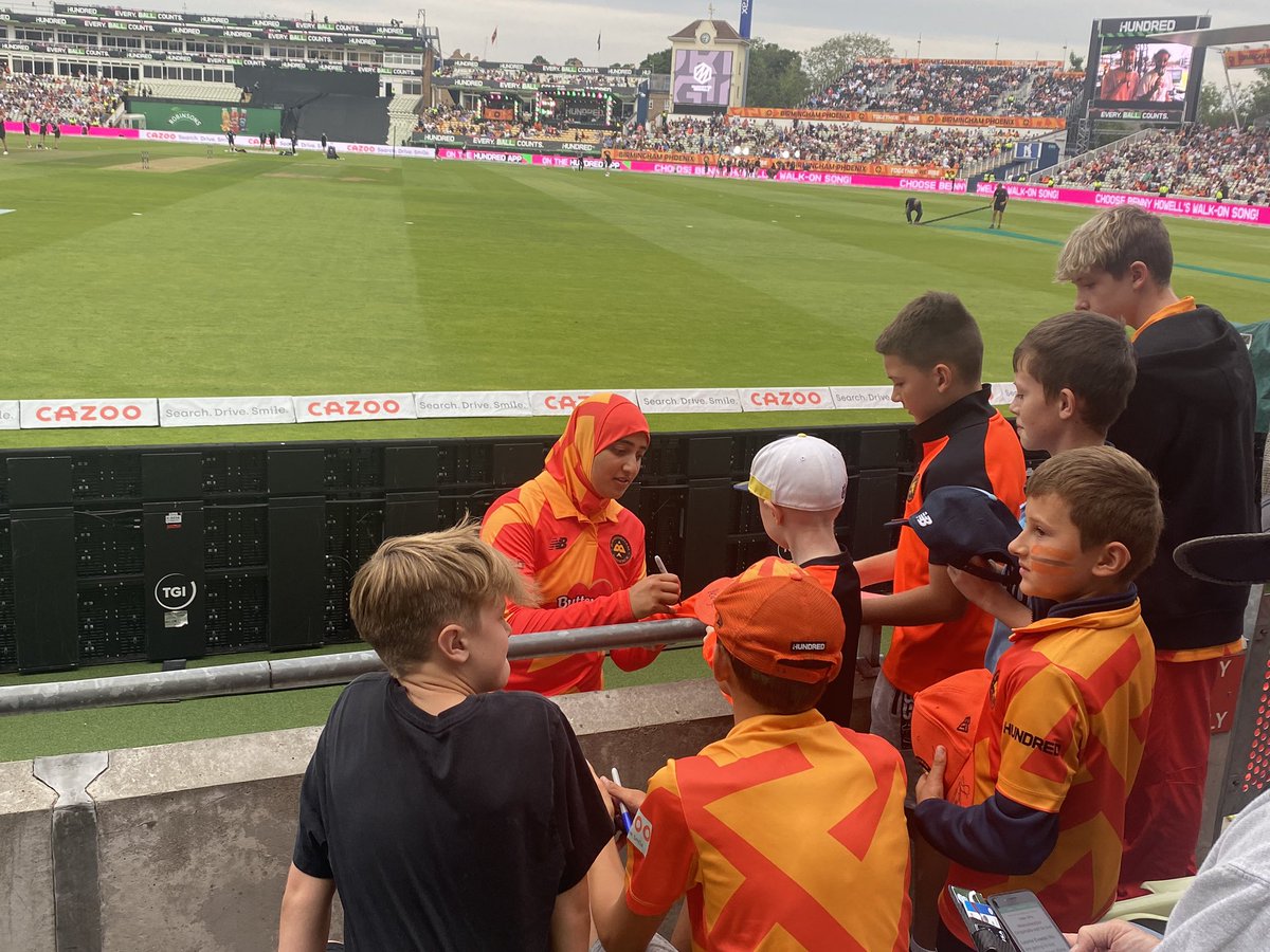 Lucie_911's tweet photo. Kids rushing to get autographs from women  who’ve just played in front of 15,000 people @Edgbaston - biggest crowd watching women play here EVER! Love @thehundred https://t.co/ukhqbgJmli