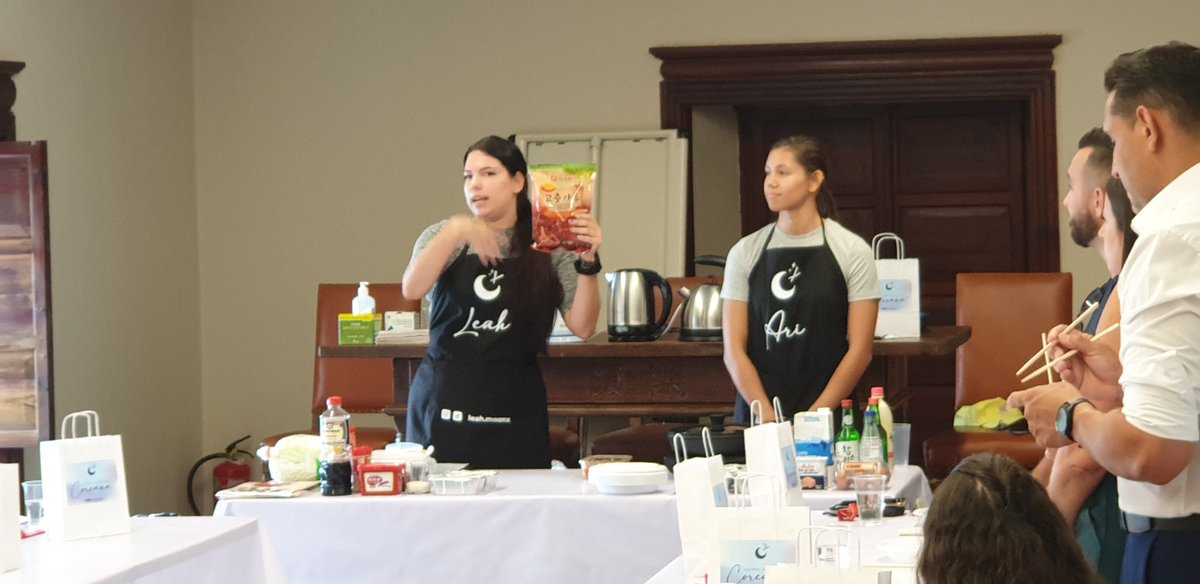 CineMasFood's tweet photo. Vista la gran acogida que ha tenido el taller de cocina coreana de Leah Pérez, podemos afirmar, no solo que es una gran profesional, sino que al canario le gusta probar y cocinar comida de otras culturas. Estamos en la segunda planta de la @casadecolon con el delantal puesto 🍣 https://t.co/d1hpYZaDPB