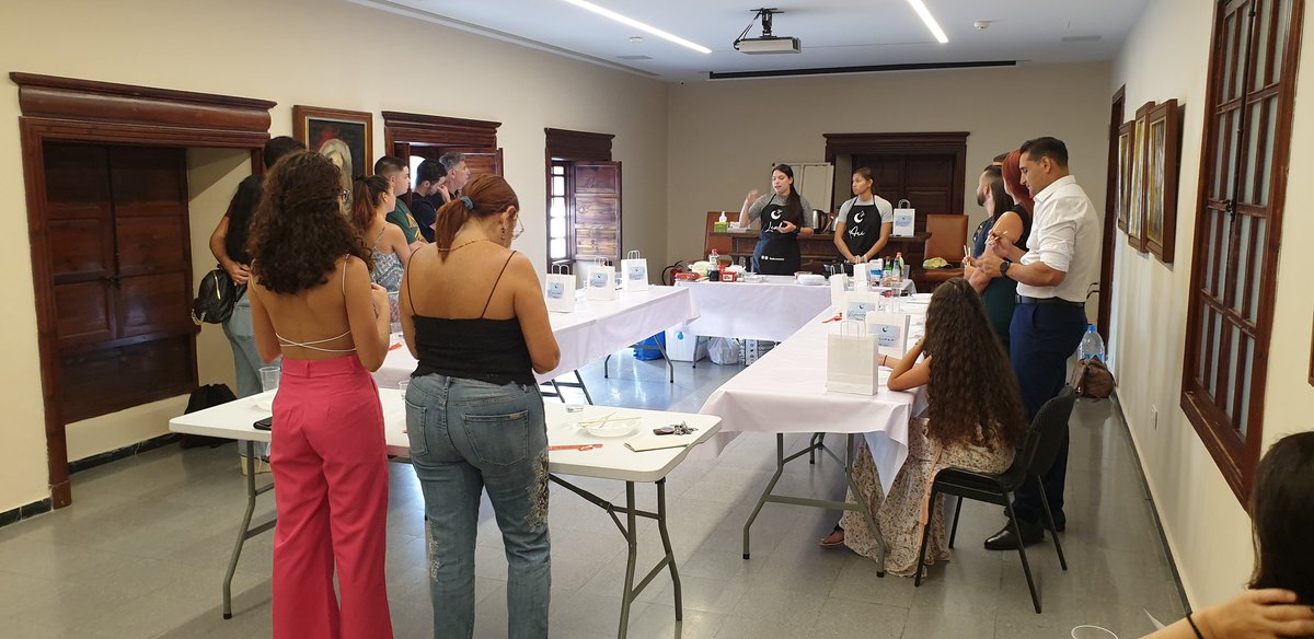 CineMasFood's tweet photo. Vista la gran acogida que ha tenido el taller de cocina coreana de Leah Pérez, podemos afirmar, no solo que es una gran profesional, sino que al canario le gusta probar y cocinar comida de otras culturas. Estamos en la segunda planta de la @casadecolon con el delantal puesto 🍣 https://t.co/d1hpYZaDPB