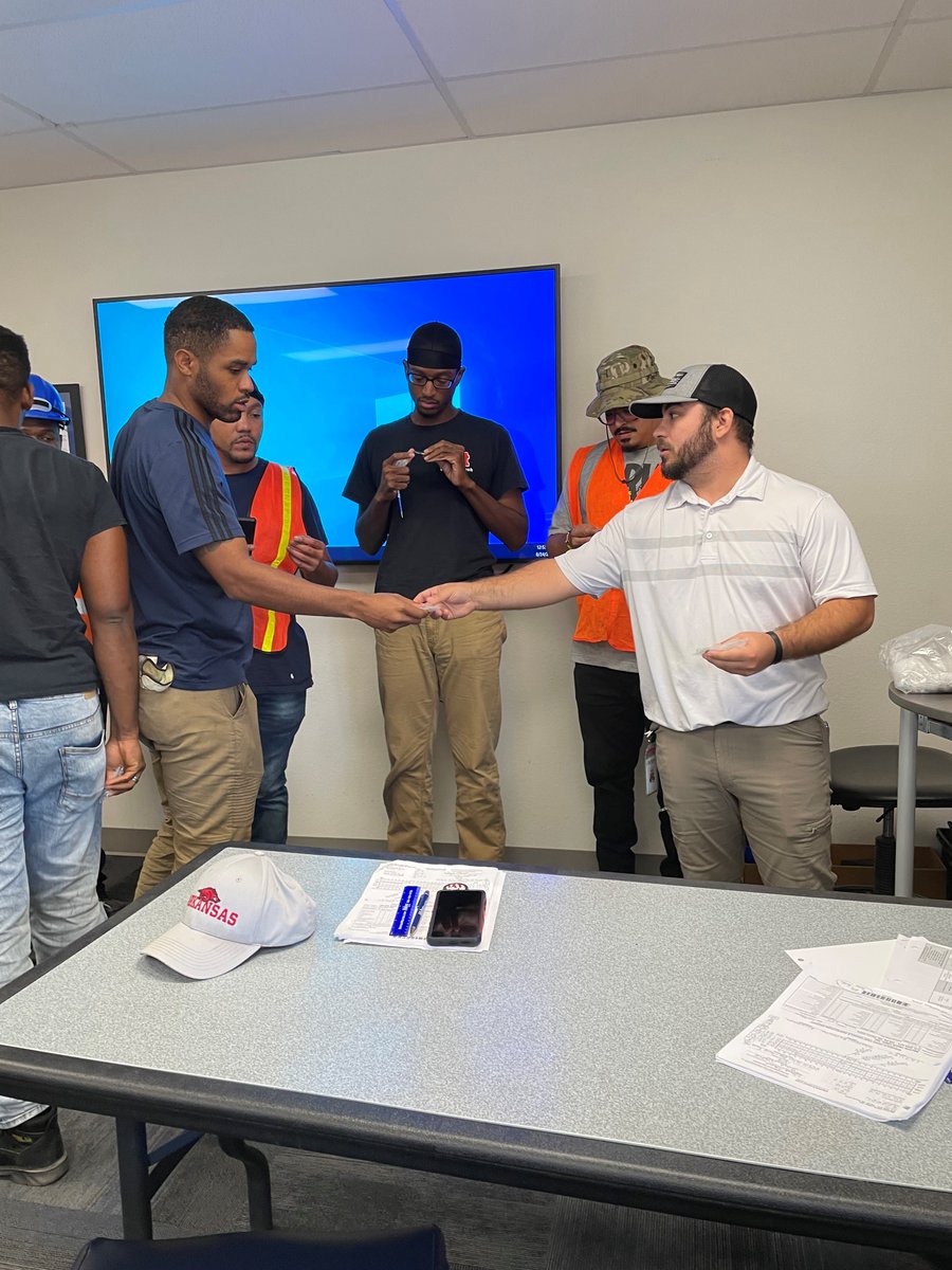 DriveMelton's tweet photo. Each week, our Military Recruiting team makes a trip to orientation to speak with our new drivers. This week, our Military Lead Recruiter, Ryan Marts, spoke with the Veterans in the class about our OJT and Apprenticeship programs we offer. #veteranready #veterans https://t.co/VqlofCi96C