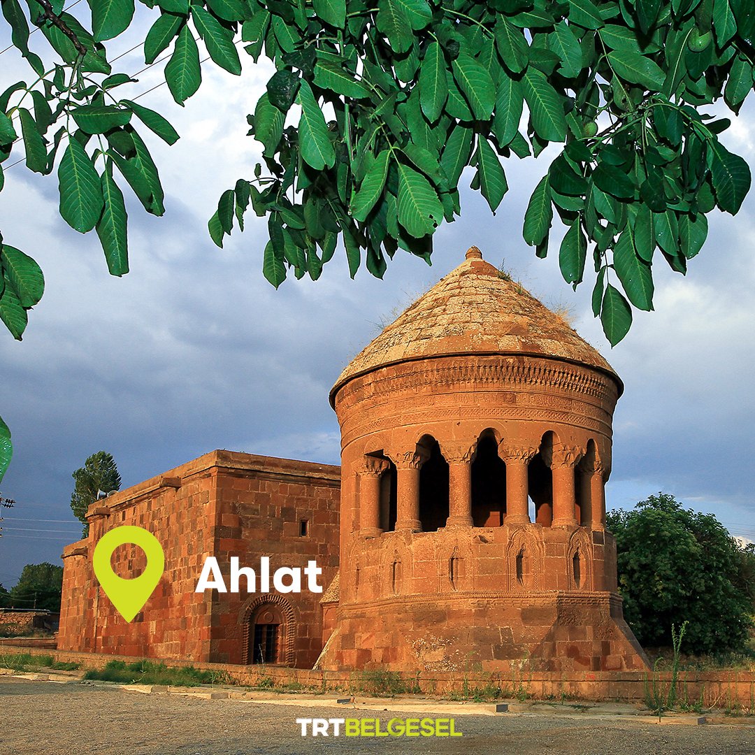 TRTBelgesel's tweet photo. Bitlis'in Van Gölü kıyılarında yer alan Ahlat ilçesi; Emir Bayındır Kümbeti gibi pek çok tarihi mirasın yanında, Van Gölü sahillerinden birine de sahiptir. https://t.co/msPvEluaRC