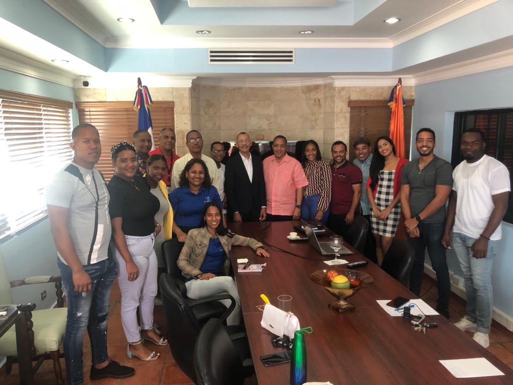 sumundotv's tweet photo. El equipo de prensa de Multimedios Su mundo participรณ en un taller de #capacitaciรณn para #camarรณgrafos, #reporteros y #periodistas.
El taller tiene como objetivo fortalecer la calidad de los programas y reforzar el equipo humano de este medio de #comunicaciรณn.
#SuMundo https://t.co/E8msvdCpGR