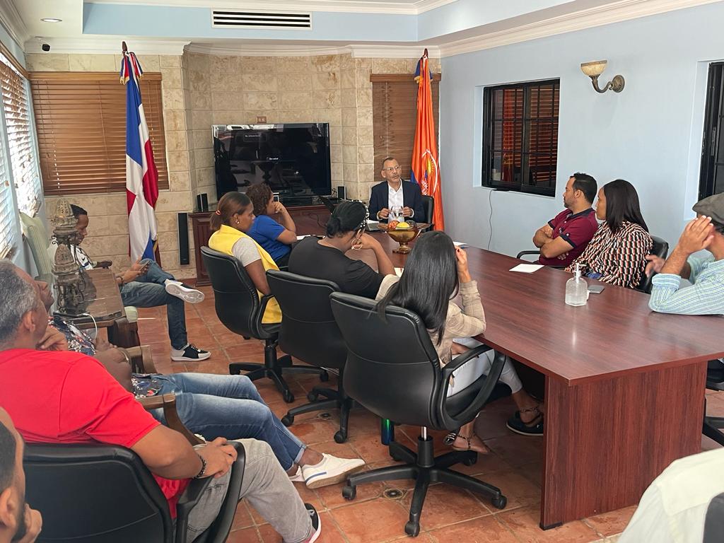 sumundotv's tweet photo. El equipo de prensa de Multimedios Su mundo participรณ en un taller de #capacitaciรณn para #camarรณgrafos, #reporteros y #periodistas.
El taller tiene como objetivo fortalecer la calidad de los programas y reforzar el equipo humano de este medio de #comunicaciรณn.
#SuMundo https://t.co/E8msvdCpGR
